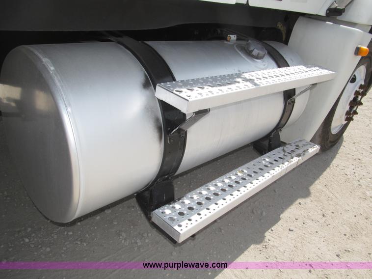 image for item B5482 2005 Freightliner Columbia Heritage Edition semi truck