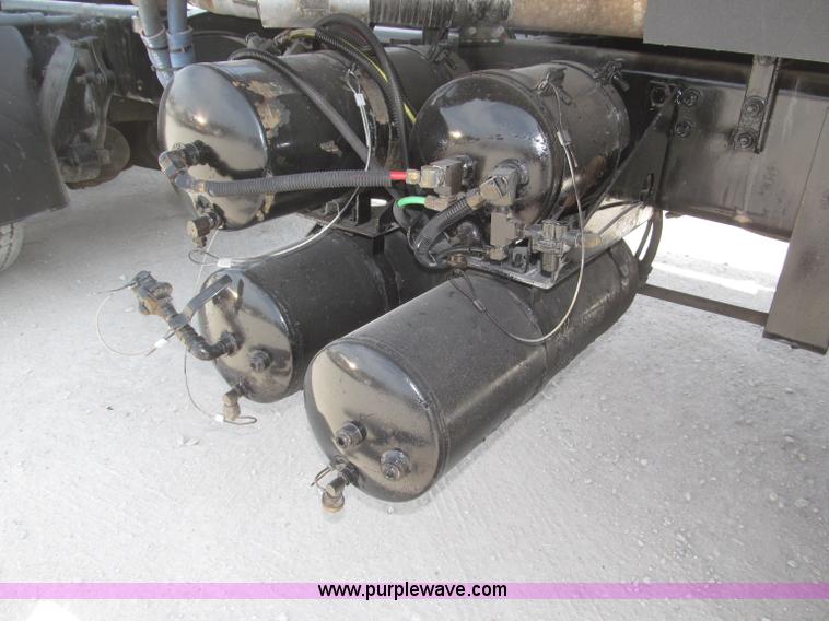 image for item B5482 2005 Freightliner Columbia Heritage Edition semi truck