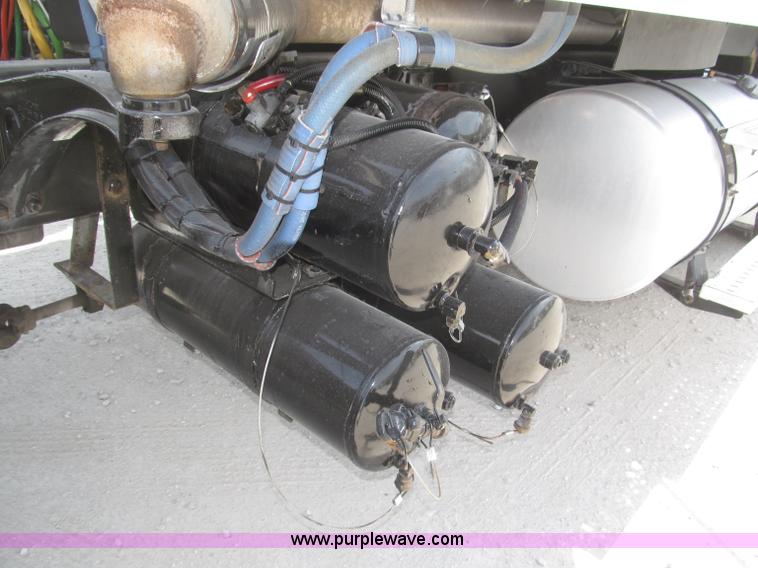 image for item B5482 2005 Freightliner Columbia Heritage Edition semi truck