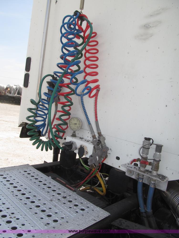 image for item B5482 2005 Freightliner Columbia Heritage Edition semi truck