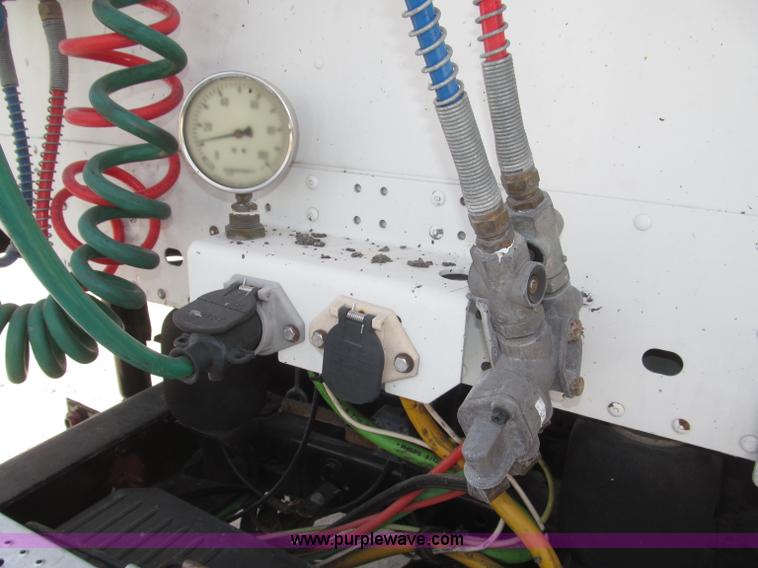 image for item B5482 2005 Freightliner Columbia Heritage Edition semi truck