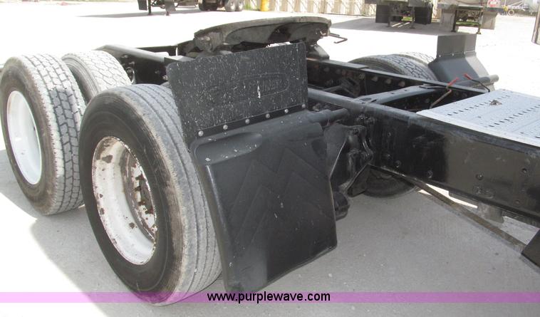 image for item B5482 2005 Freightliner Columbia Heritage Edition semi truck