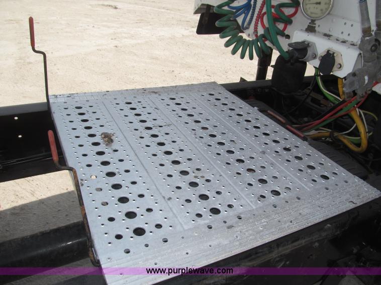 image for item B5482 2005 Freightliner Columbia Heritage Edition semi truck