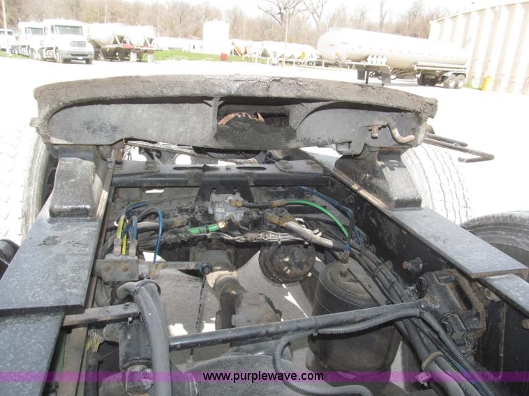 image for item B5482 2005 Freightliner Columbia Heritage Edition semi truck