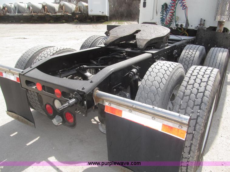 image for item B5482 2005 Freightliner Columbia Heritage Edition semi truck