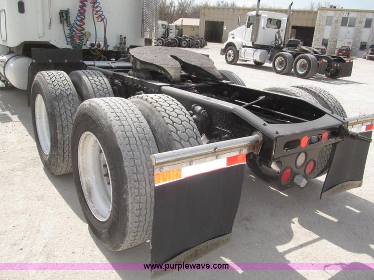 image for item B5482 2005 Freightliner Columbia Heritage Edition semi truck