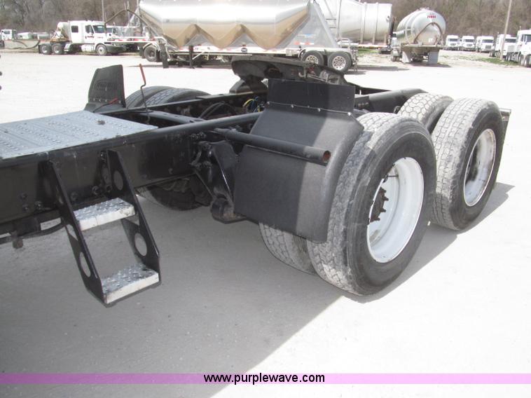 image for item B5482 2005 Freightliner Columbia Heritage Edition semi truck