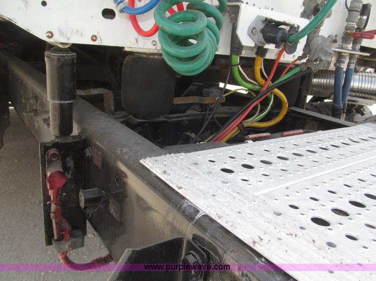 image for item B5482 2005 Freightliner Columbia Heritage Edition semi truck