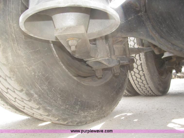 image for item B5482 2005 Freightliner Columbia Heritage Edition semi truck