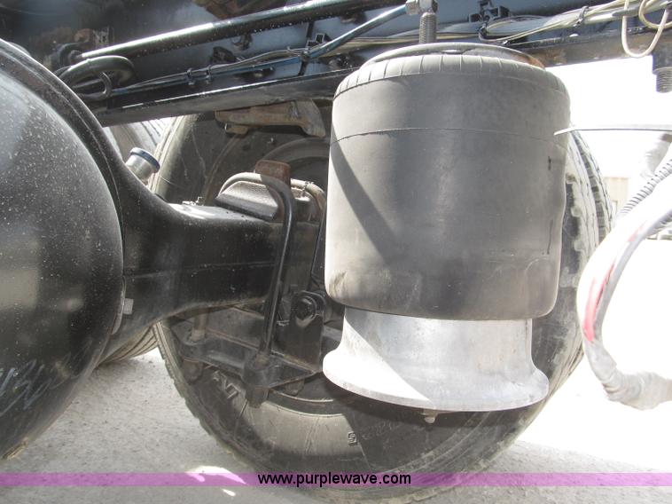 image for item B5482 2005 Freightliner Columbia Heritage Edition semi truck