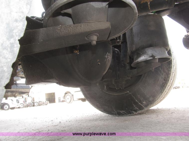 image for item B5482 2005 Freightliner Columbia Heritage Edition semi truck