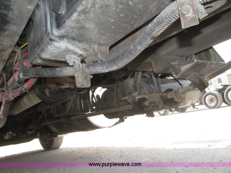 image for item B5482 2005 Freightliner Columbia Heritage Edition semi truck