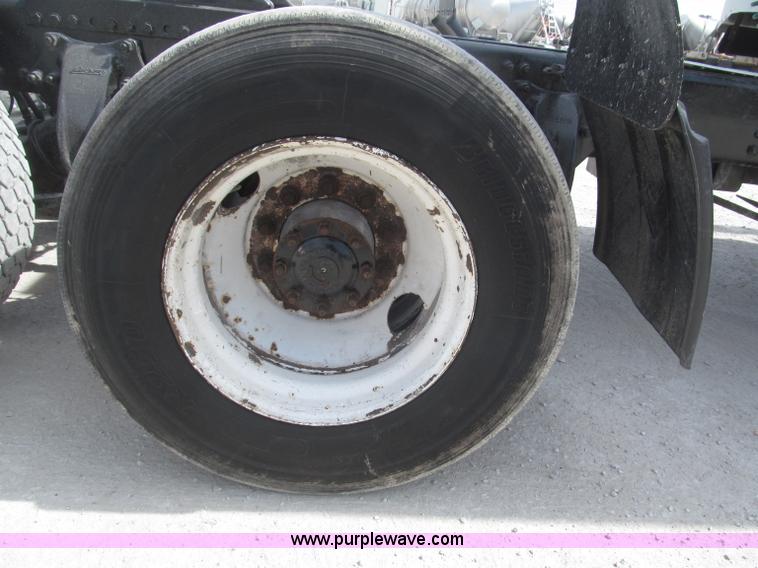 image for item B5482 2005 Freightliner Columbia Heritage Edition semi truck