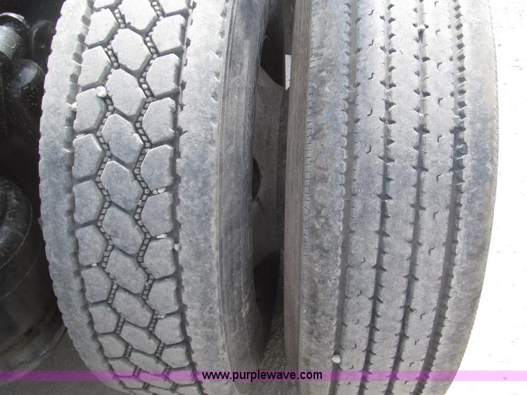 image for item B5482 2005 Freightliner Columbia Heritage Edition semi truck