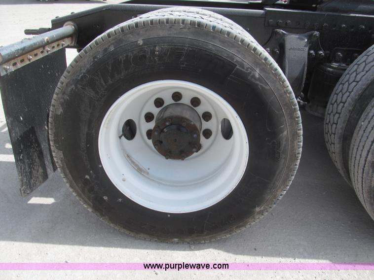 image for item B5482 2005 Freightliner Columbia Heritage Edition semi truck