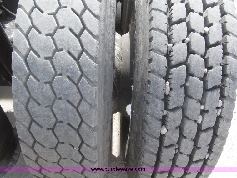 image for item B5482 2005 Freightliner Columbia Heritage Edition semi truck