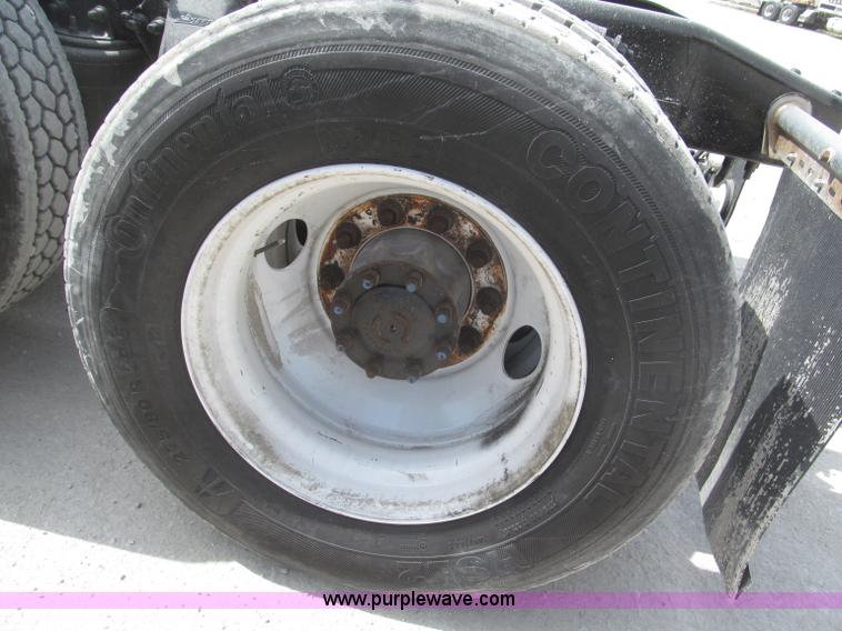 image for item B5482 2005 Freightliner Columbia Heritage Edition semi truck