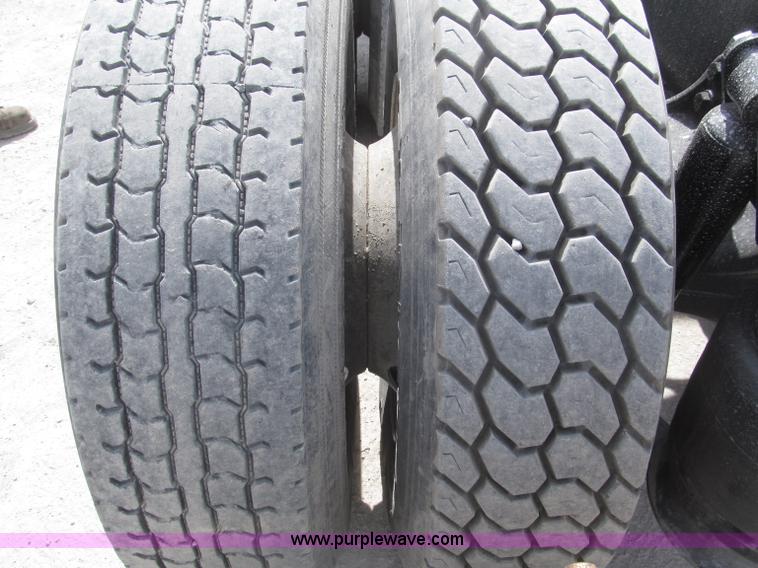 image for item B5482 2005 Freightliner Columbia Heritage Edition semi truck