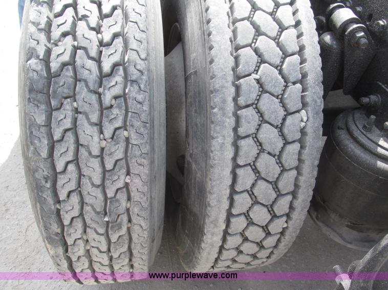 image for item B5482 2005 Freightliner Columbia Heritage Edition semi truck