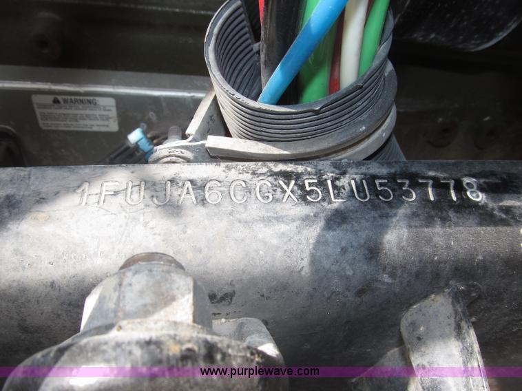 image for item B5482 2005 Freightliner Columbia Heritage Edition semi truck