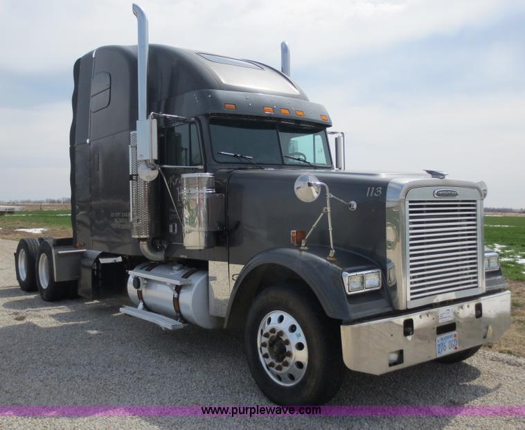 image for item D5808 2004 Freightliner FLD132 XL Classic semi truck