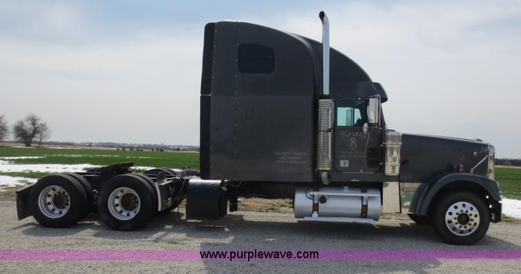 image for item D5808 2004 Freightliner FLD132 XL Classic semi truck