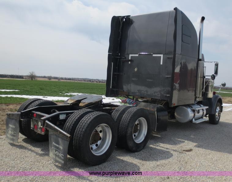 image for item D5808 2004 Freightliner FLD132 XL Classic semi truck