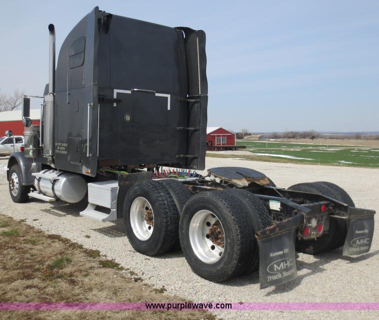 image for item D5808 2004 Freightliner FLD132 XL Classic semi truck