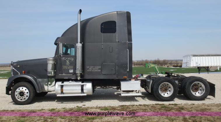image for item D5808 2004 Freightliner FLD132 XL Classic semi truck