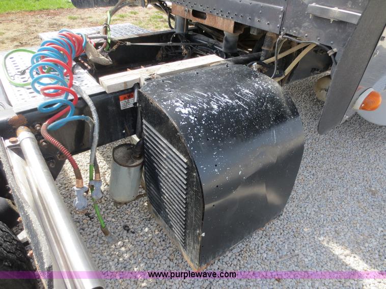 image for item D5808 2004 Freightliner FLD132 XL Classic semi truck