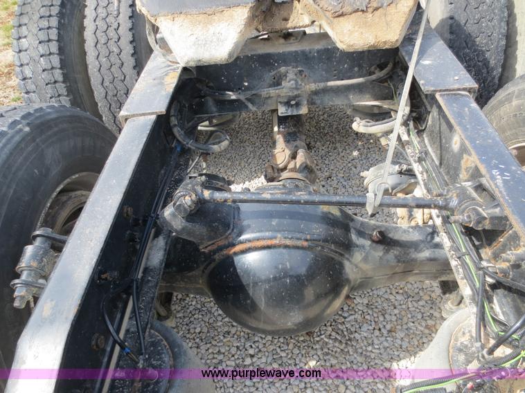 image for item D5808 2004 Freightliner FLD132 XL Classic semi truck