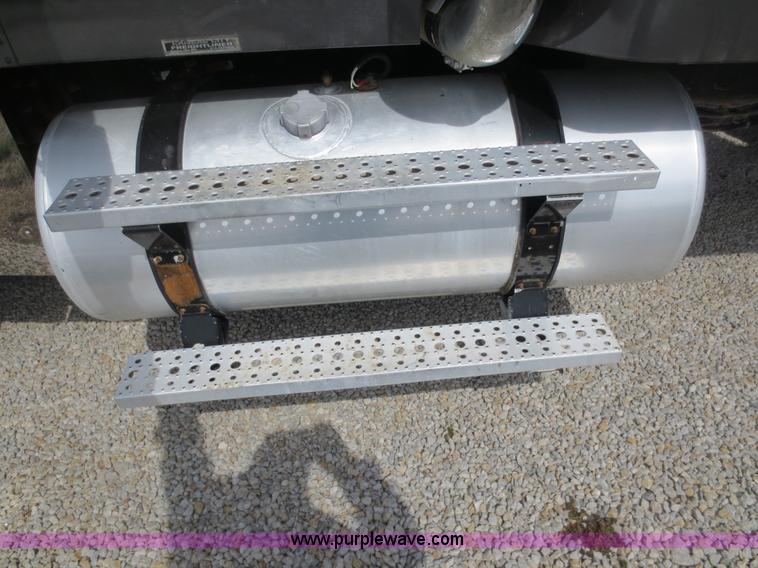 image for item D5808 2004 Freightliner FLD132 XL Classic semi truck