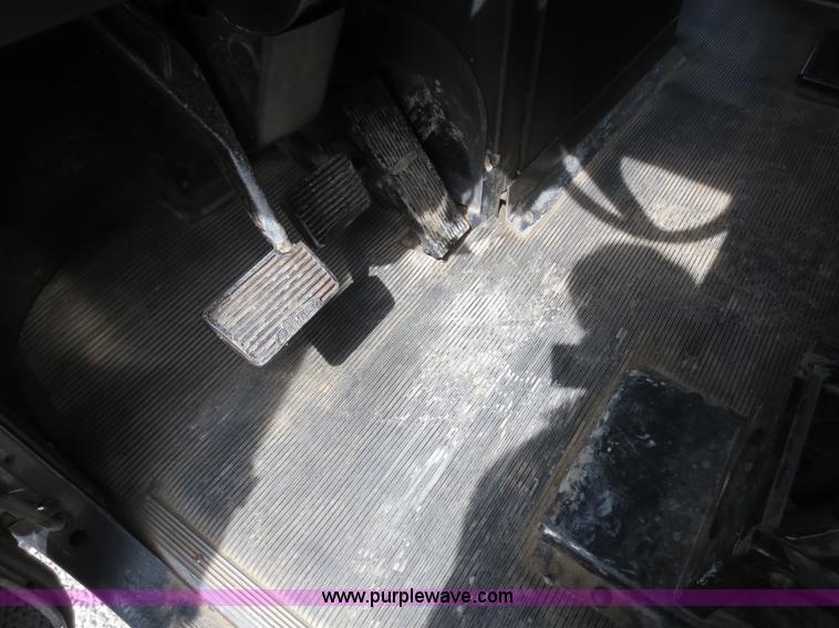 image for item D5808 2004 Freightliner FLD132 XL Classic semi truck