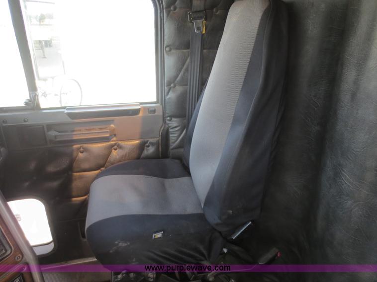 image for item D5808 2004 Freightliner FLD132 XL Classic semi truck