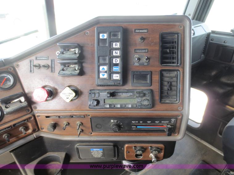 image for item D5808 2004 Freightliner FLD132 XL Classic semi truck