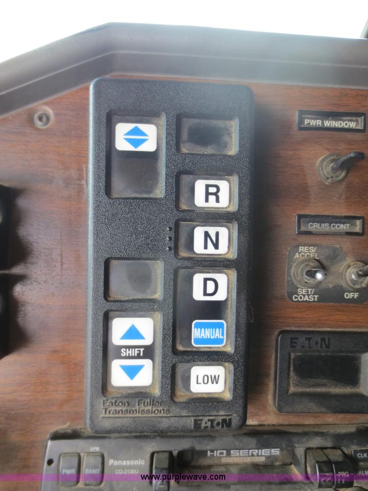 image for item D5808 2004 Freightliner FLD132 XL Classic semi truck