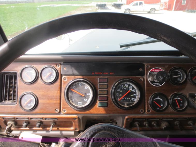 image for item D5808 2004 Freightliner FLD132 XL Classic semi truck