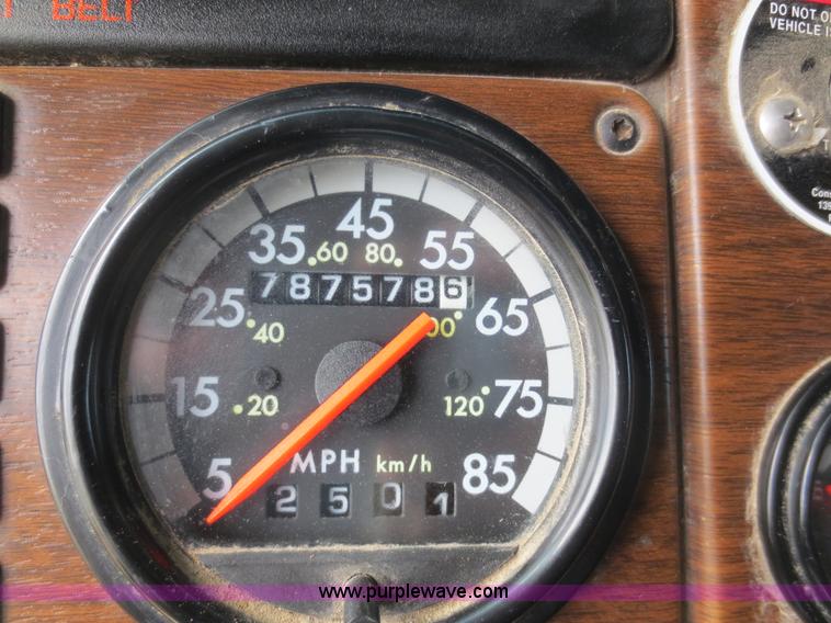 image for item D5808 2004 Freightliner FLD132 XL Classic semi truck