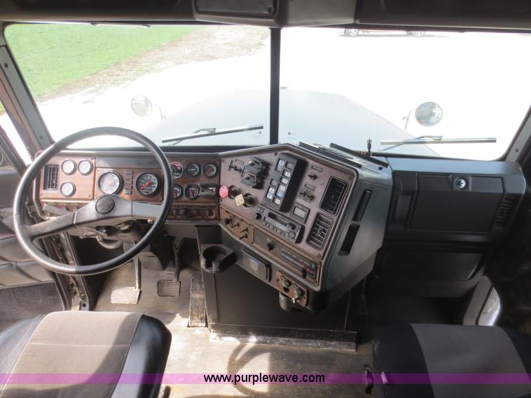 image for item D5808 2004 Freightliner FLD132 XL Classic semi truck