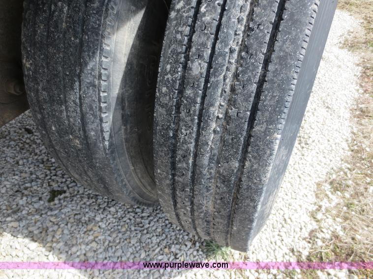 image for item D5809 2000 Utility 48' flatbed semi trailer