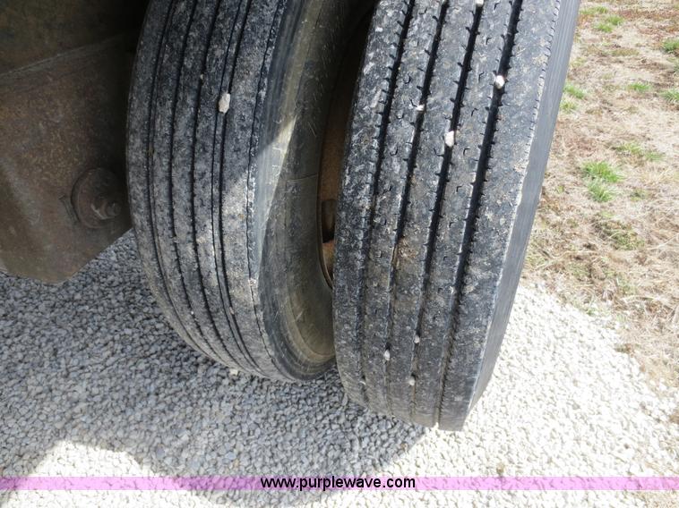 image for item D5809 2000 Utility 48' flatbed semi trailer