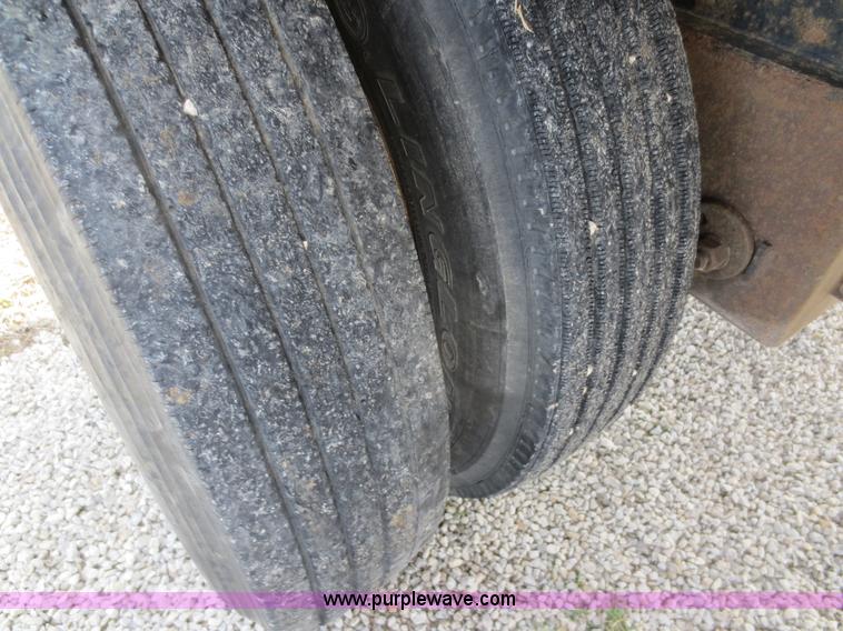 image for item D5809 2000 Utility 48' flatbed semi trailer