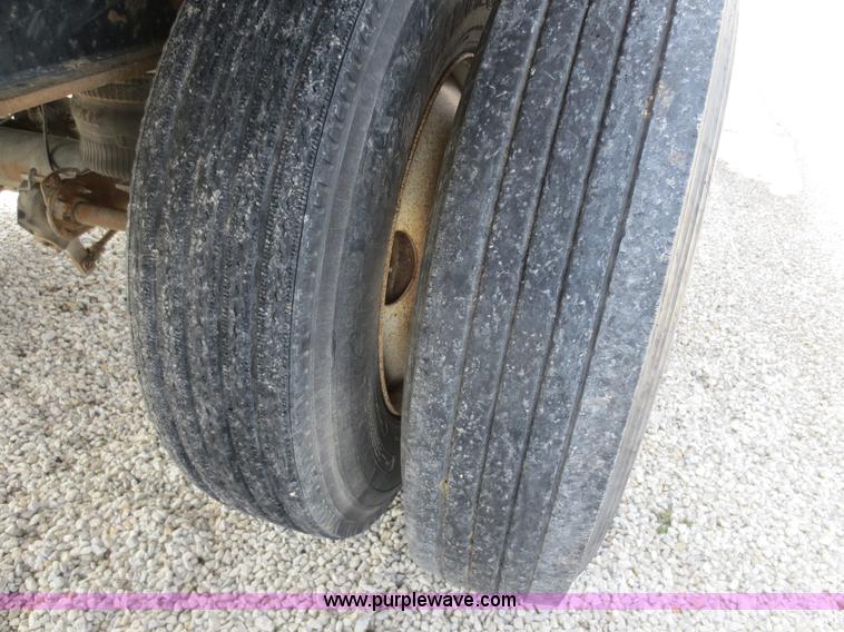 image for item D5809 2000 Utility 48' flatbed semi trailer