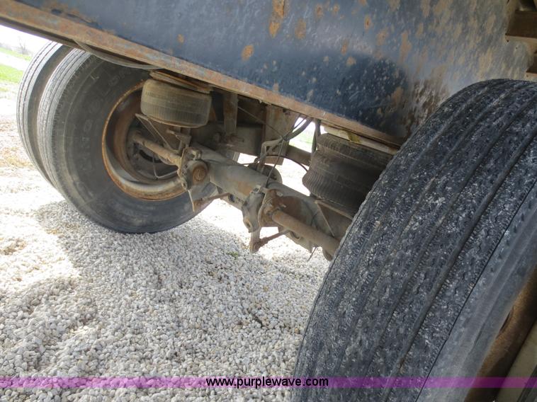 image for item D5809 2000 Utility 48' flatbed semi trailer