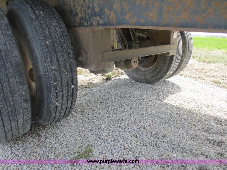 image for item D5809 2000 Utility 48' flatbed semi trailer