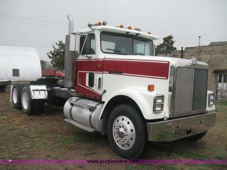image for item E3395 1996 International F9370 semi truck