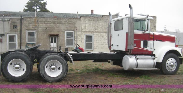 image for item E3395 1996 International F9370 semi truck