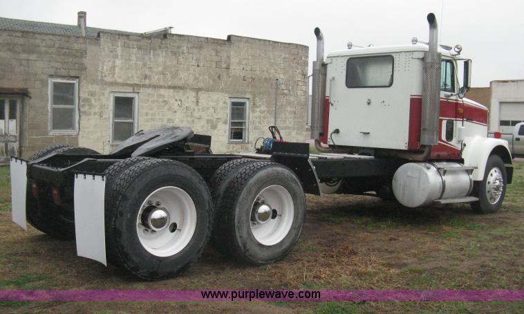 image for item E3395 1996 International F9370 semi truck