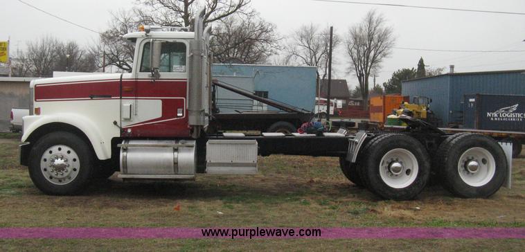 image for item E3395 1996 International F9370 semi truck