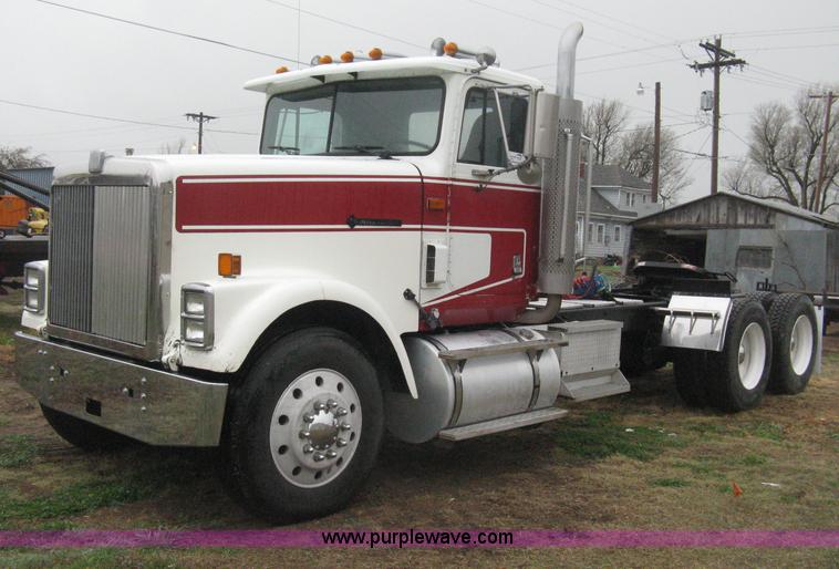 image for item E3395 1996 International F9370 semi truck